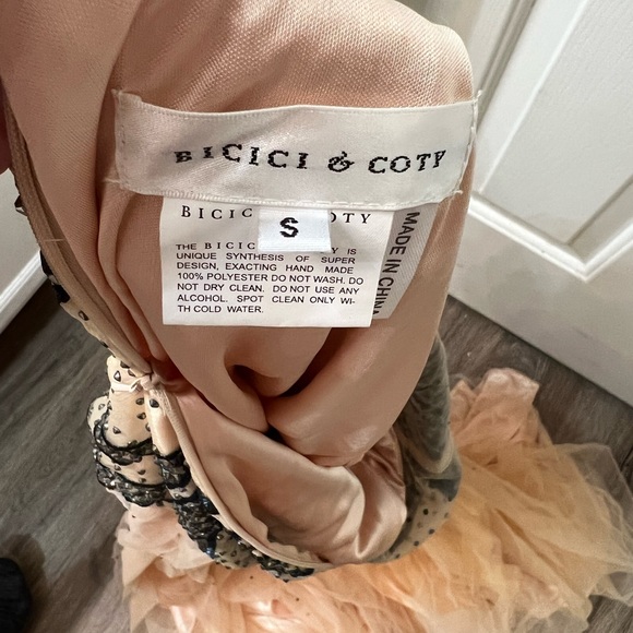 Dress - Picture 6 of 10